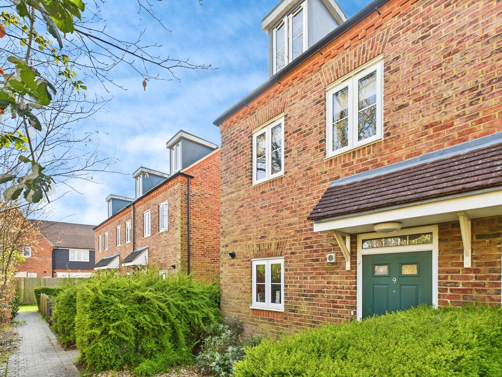 3 bed town house for sale in Staples Close, Horsham, RH12
