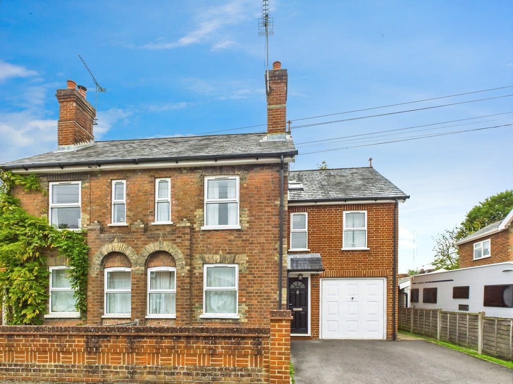 4 bed semi-detached house to rent in Trafalgar Road, Horsham