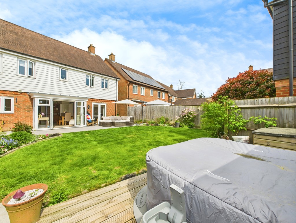 4 bed detached house for sale in Pelling Way, Horsham  - Property Image 14