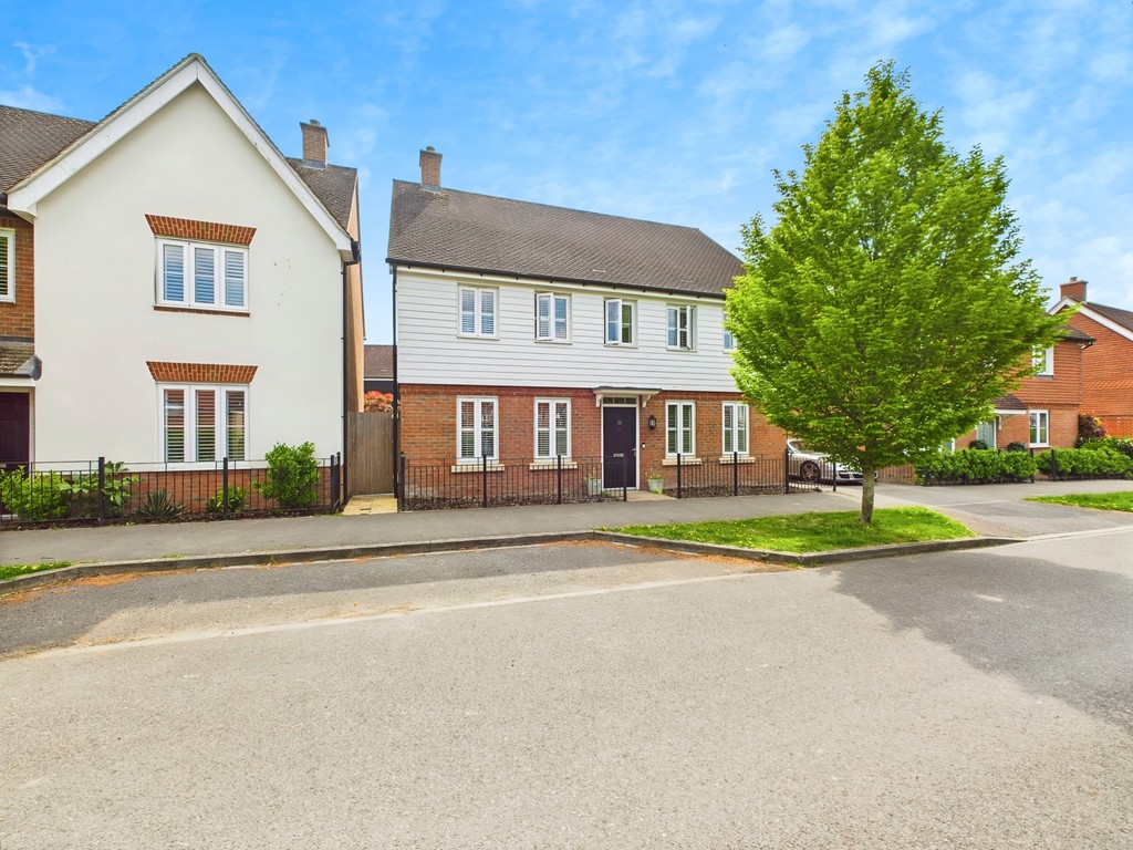 4 bed detached house for sale in Pelling Way, Horsham, RH12