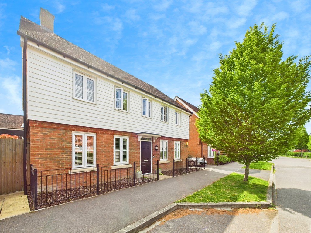 4 bed detached house for sale in Pelling Way, Horsham  - Property Image 12