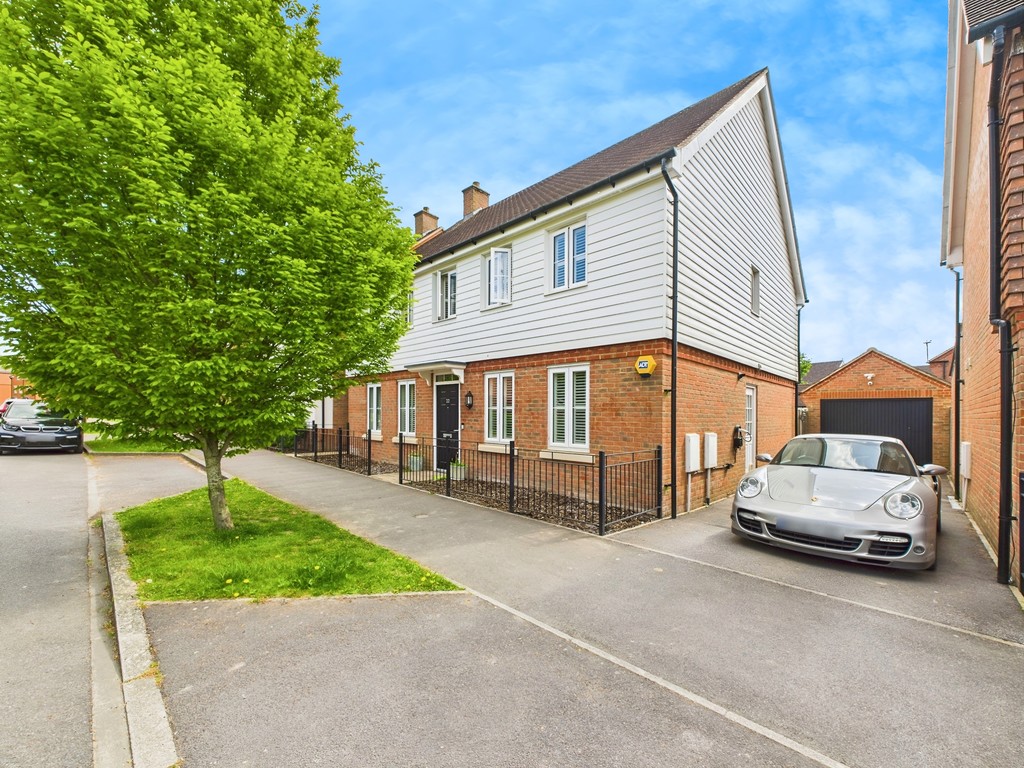 4 bed detached house for sale in Pelling Way, Horsham  - Property Image 11