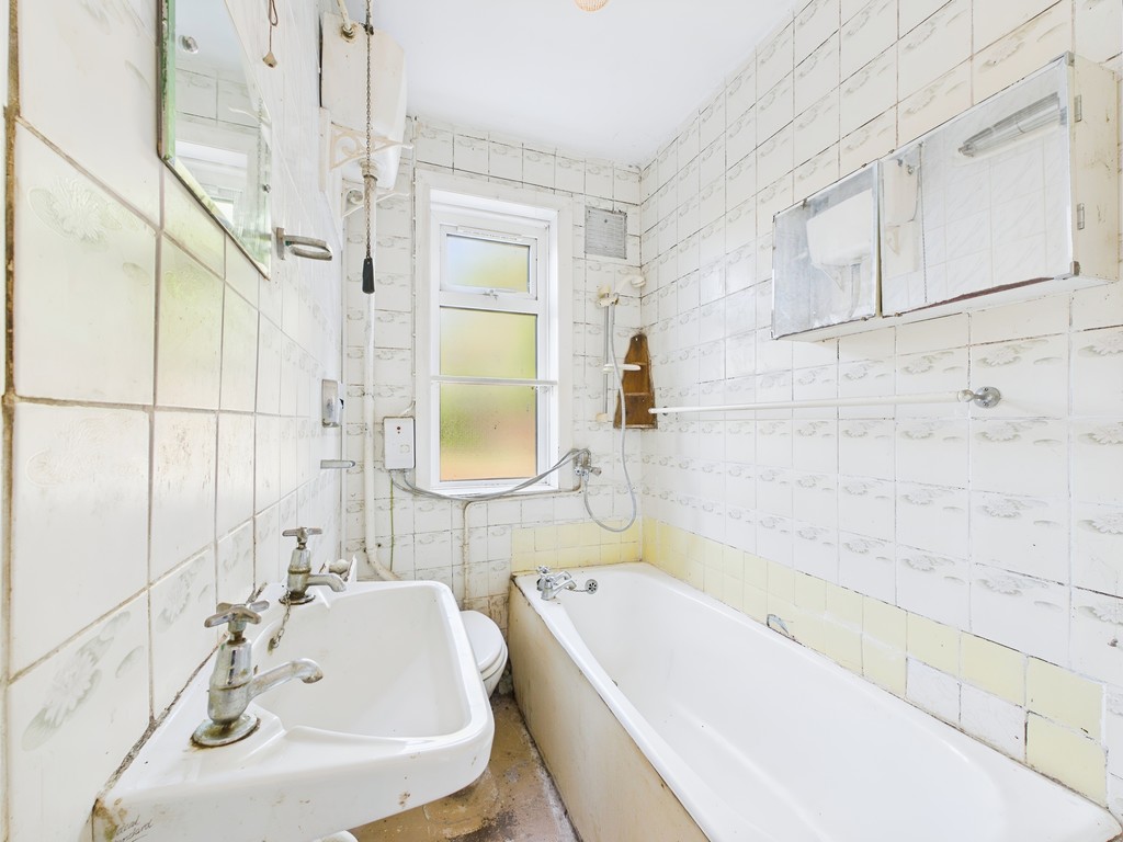 3 bed semi-detached house for sale in Eversfield Road, Horsham  - Property Image 4