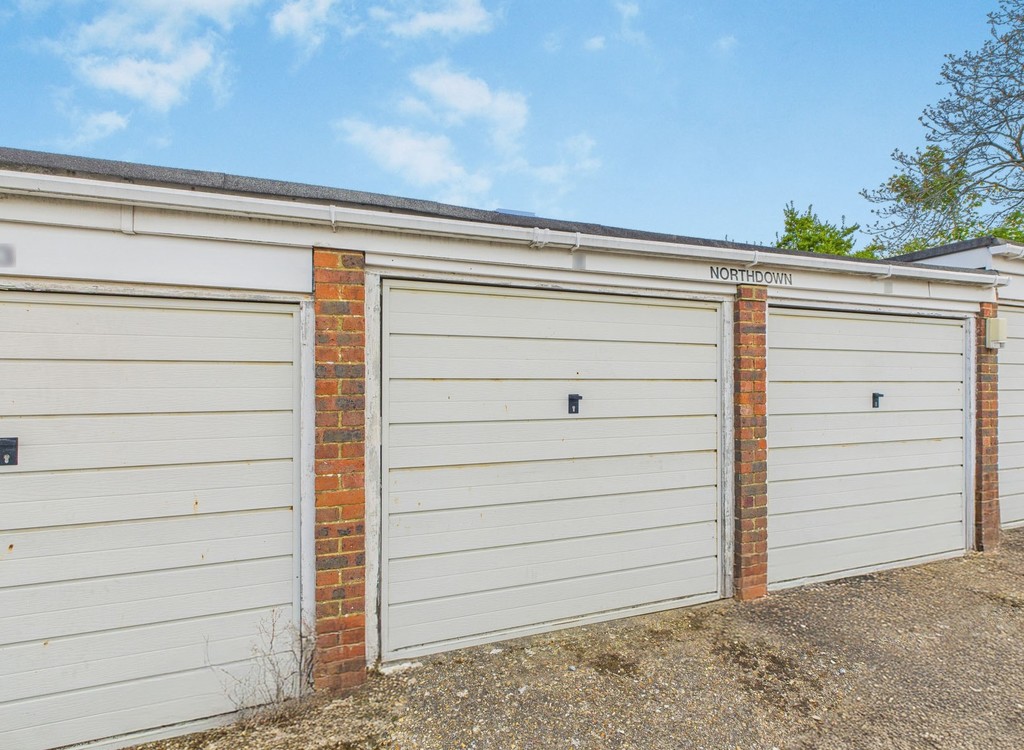 2 bed terraced house for sale in Northdown Close, Horsham  - Property Image 8
