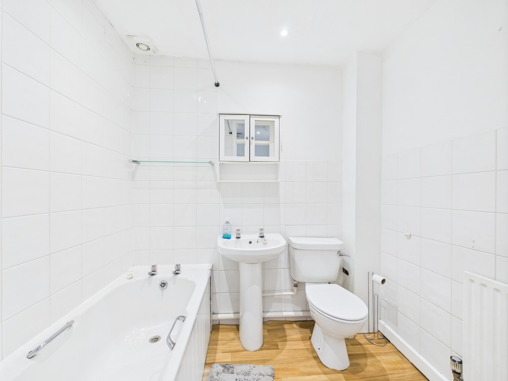 2 bed terraced house for sale in Northdown Close, Horsham  - Property Image 6