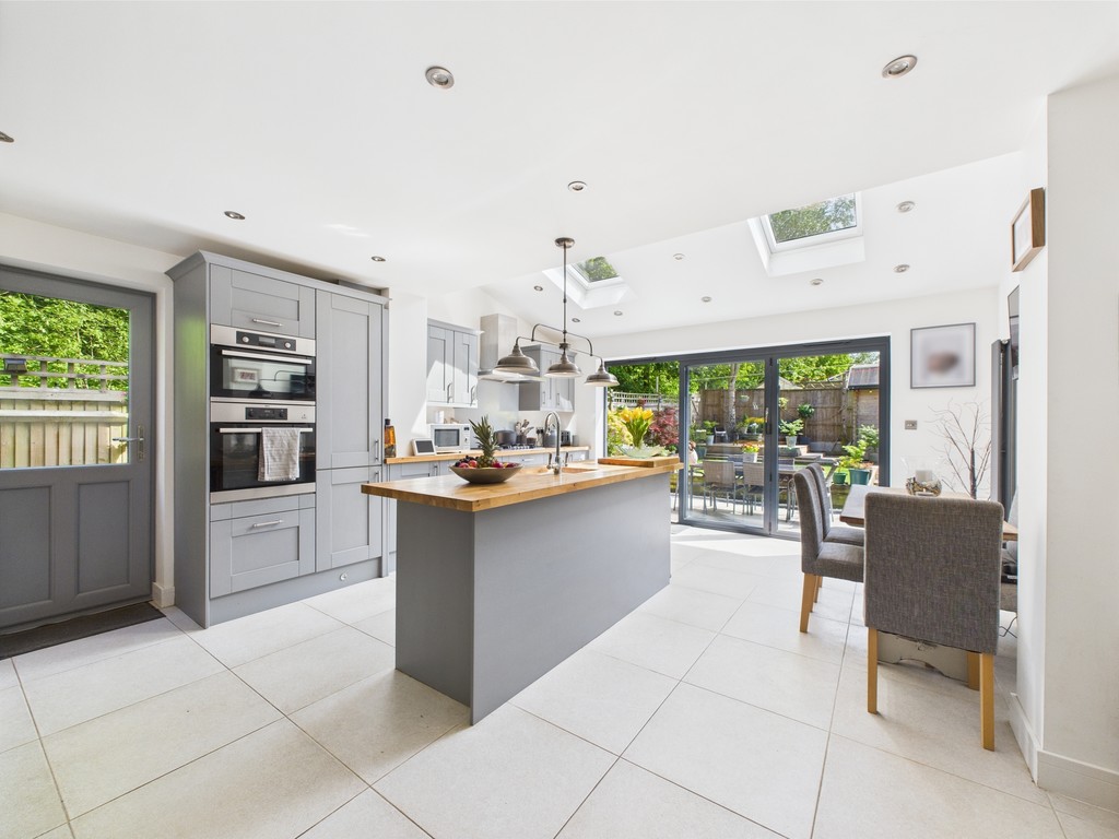 3 bed semi-detached house for sale in Avebury Close, Horsham  - Property Image 4
