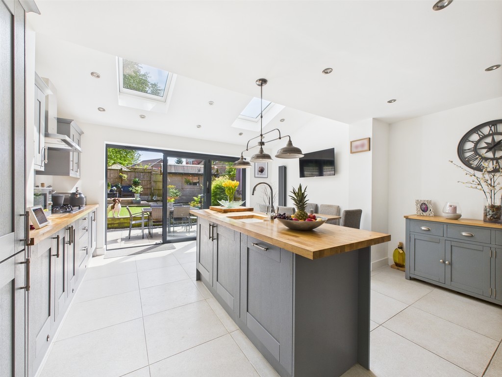 3 bed semi-detached house for sale in Avebury Close, Horsham  - Property Image 5