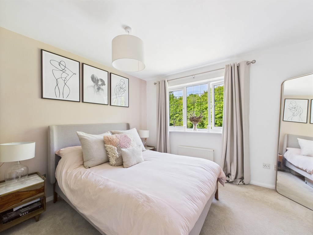 3 bed semi-detached house for sale in Avebury Close, Horsham  - Property Image 7