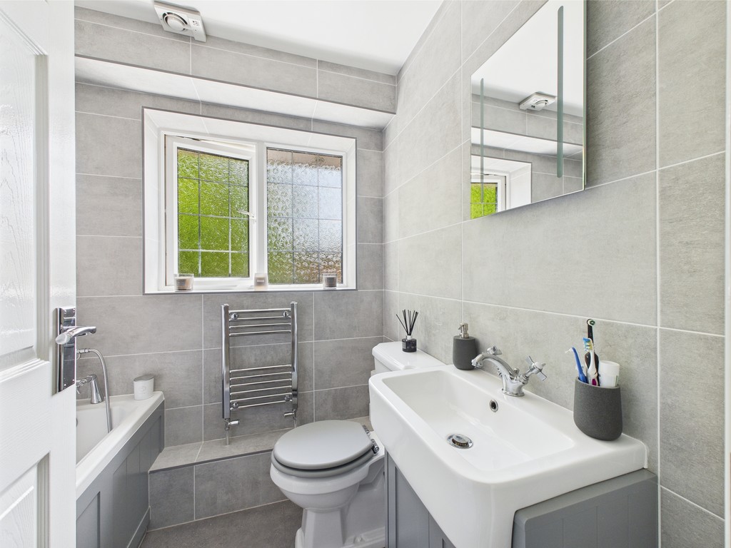 3 bed semi-detached house for sale in Avebury Close, Horsham  - Property Image 8