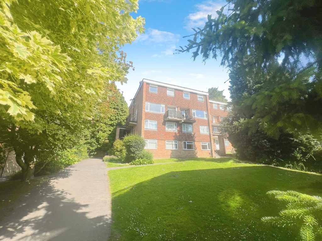 2 bed maisonette for sale in Newton Court, Haywards Heath