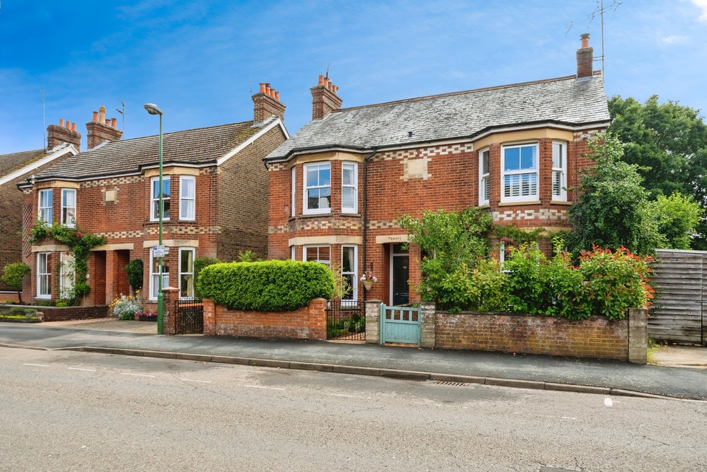 4 bed semi-detached house for sale in Clarence Road, Horsham - Property Image 11