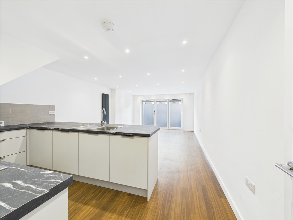 2 bed maisonette to rent in Park Terrace East, Horsham  - Property Image 3