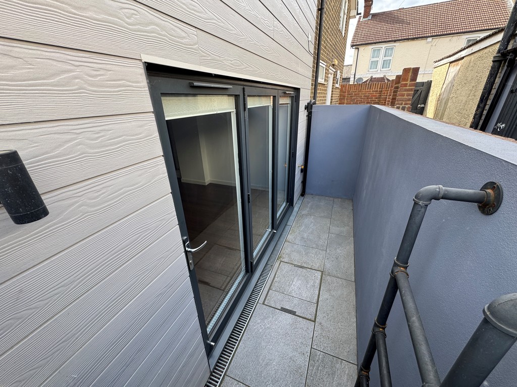 2 bed maisonette to rent in Park Terrace East, Horsham  - Property Image 13