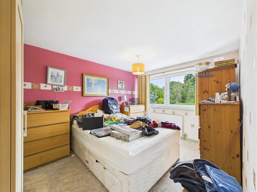 3 bed semi-detached house for sale in Pollards Drive, Horsham  - Property Image 6