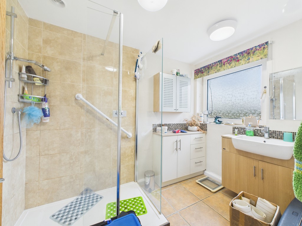 3 bed semi-detached house for sale in Pollards Drive, Horsham  - Property Image 8
