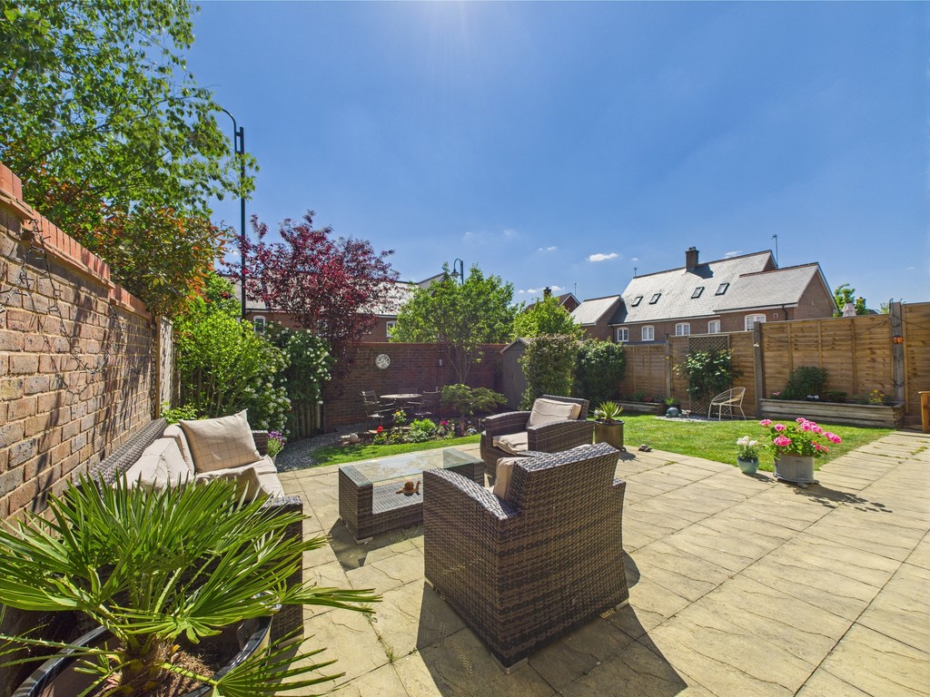 4 bed semi-detached house for sale in Cook Way, Horsham  - Property Image 10