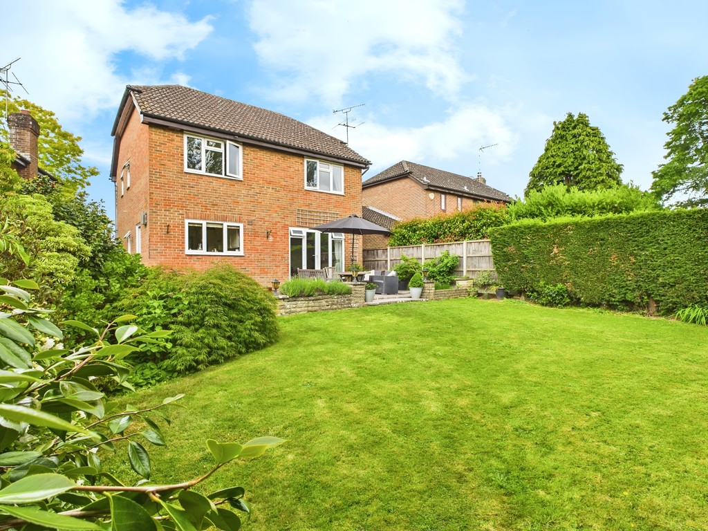 4 bed detached house for sale in Gateford Drive, Horsham  - Property Image 9