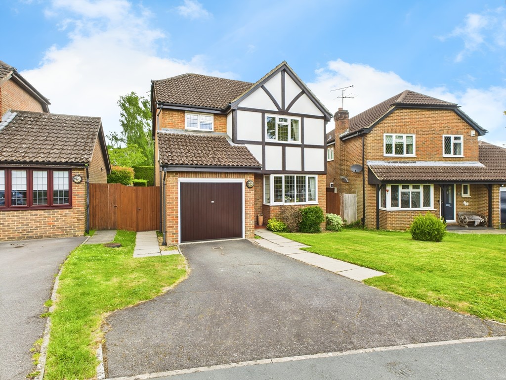 4 bed detached house for sale in Gateford Drive, Horsham  - Property Image 11
