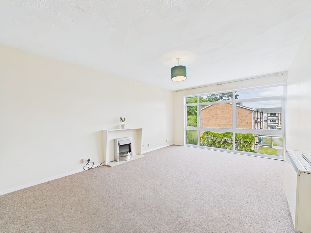 2 bed flat for sale in Paddockhall Road, Haywards Heath  - Property Image 2