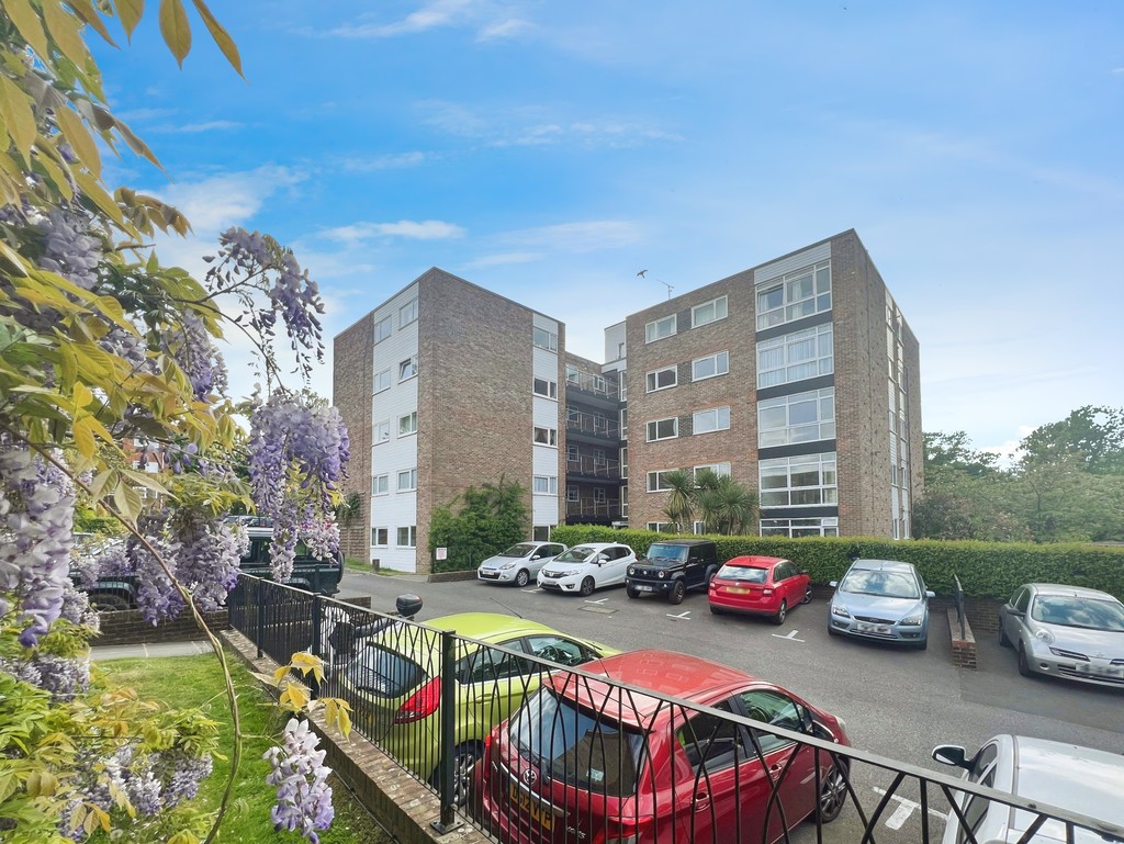 2 bed flat for sale in Paddockhall Road, Haywards Heath, RH16