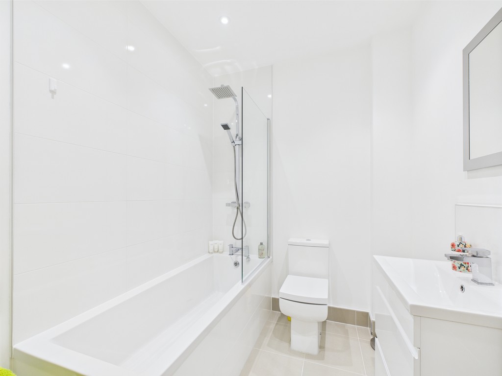 Studio flat for sale in Holmes Park, North Street, RH12  - Property Image 6