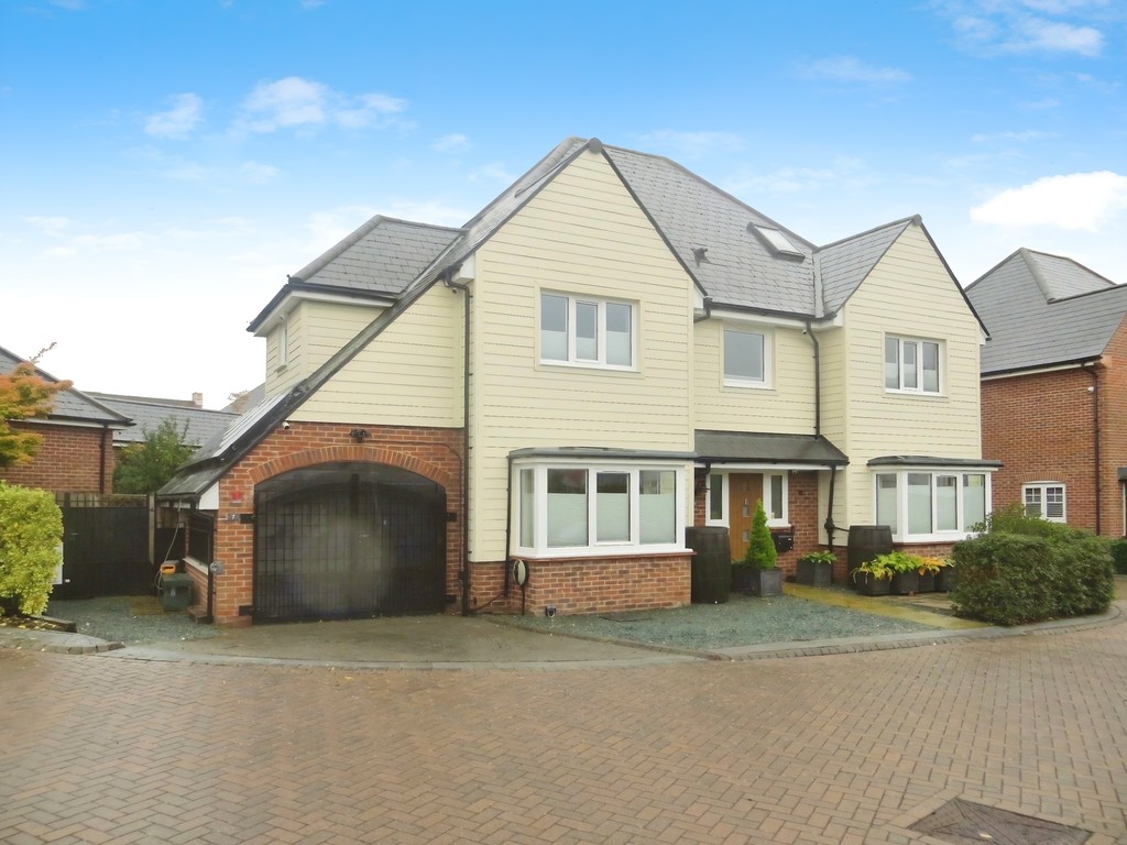 7 bed detached house for sale in Brickyard Way, Faygate