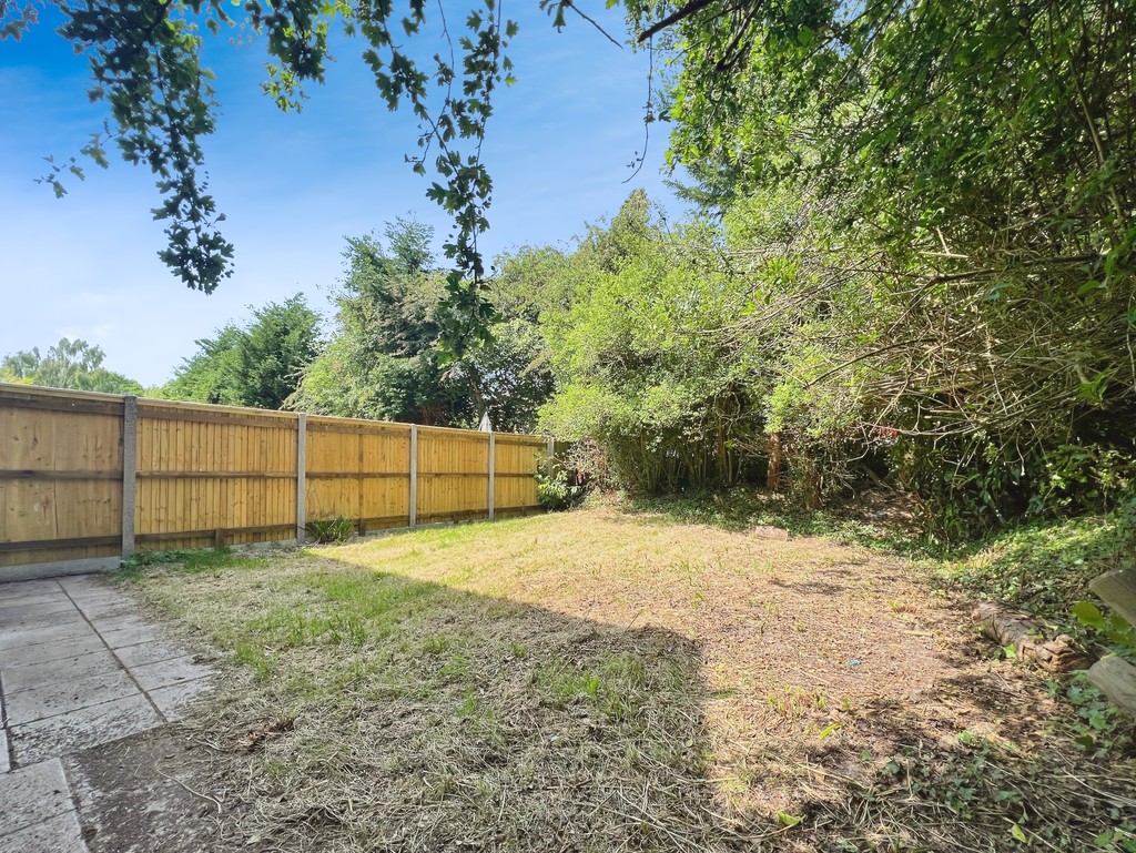 2 bed end of terrace house for sale in Sackville Close, East Grinstead  - Property Image 2