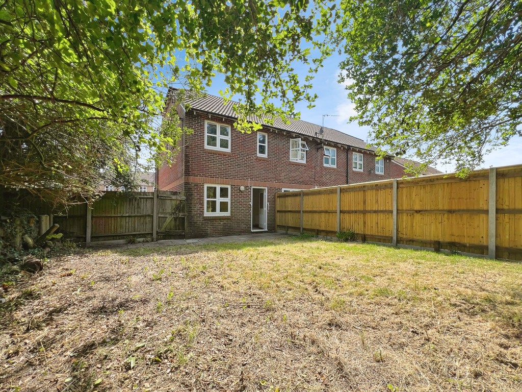 2 bed end of terrace house for sale in Sackville Close, East Grinstead  - Property Image 10