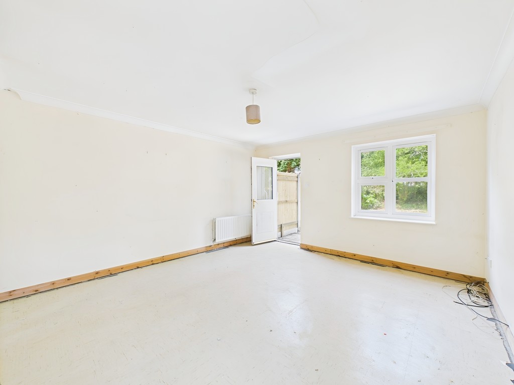 2 bed end of terrace house for sale in Sackville Close, East Grinstead  - Property Image 4