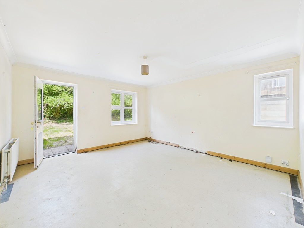 2 bed end of terrace house for sale in Sackville Close, East Grinstead  - Property Image 3