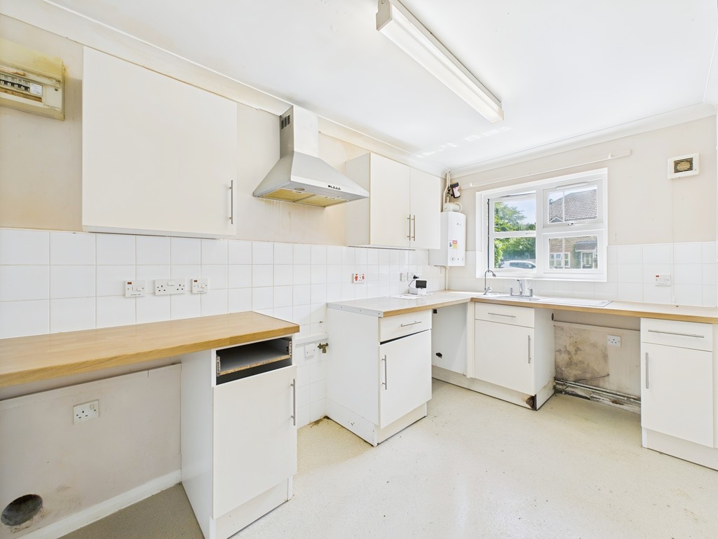 2 bed end of terrace house for sale in Sackville Close, East Grinstead  - Property Image 6