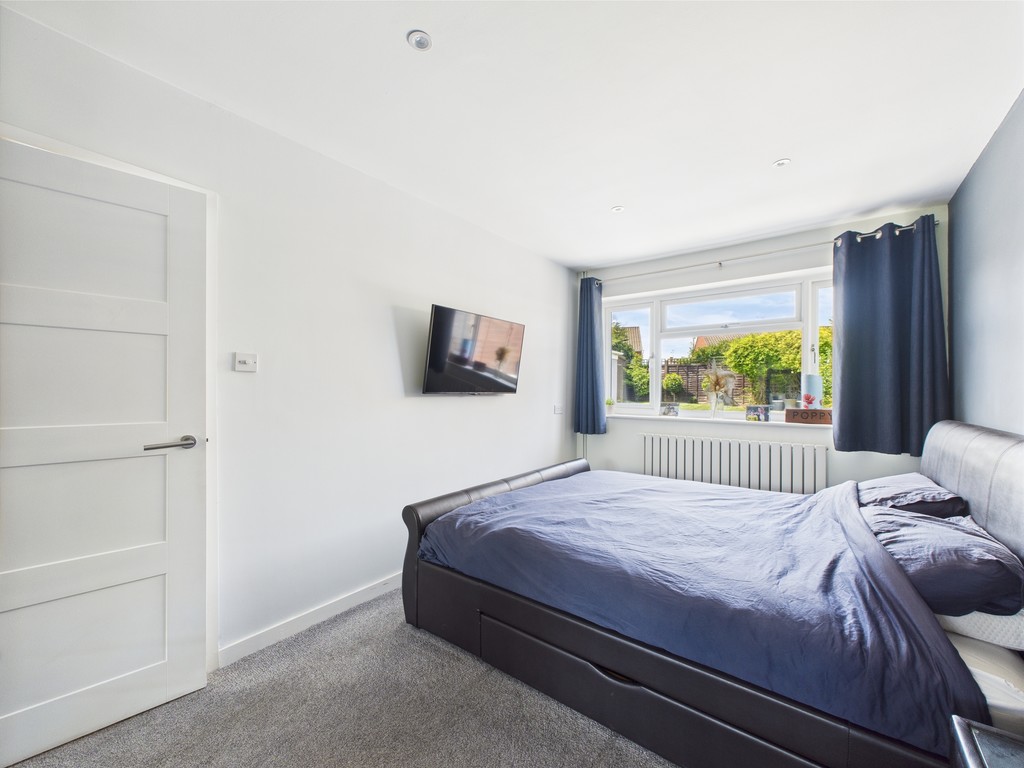 2 bed semi-detached bungalow for sale in Shepherds Way, Horsham  - Property Image 5
