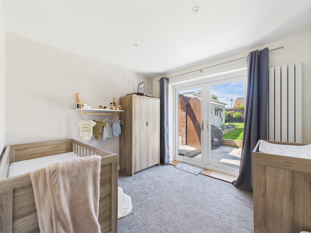 2 bed semi-detached bungalow for sale in Shepherds Way, Horsham  - Property Image 6