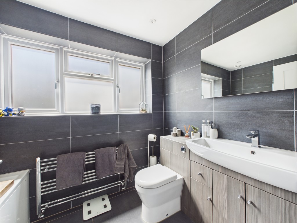 2 bed semi-detached bungalow for sale in Shepherds Way, Horsham  - Property Image 12