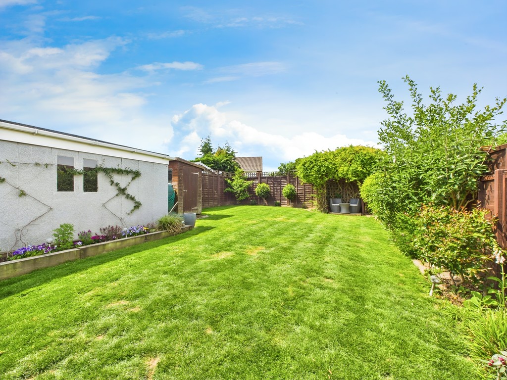2 bed semi-detached bungalow for sale in Shepherds Way, Horsham  - Property Image 10