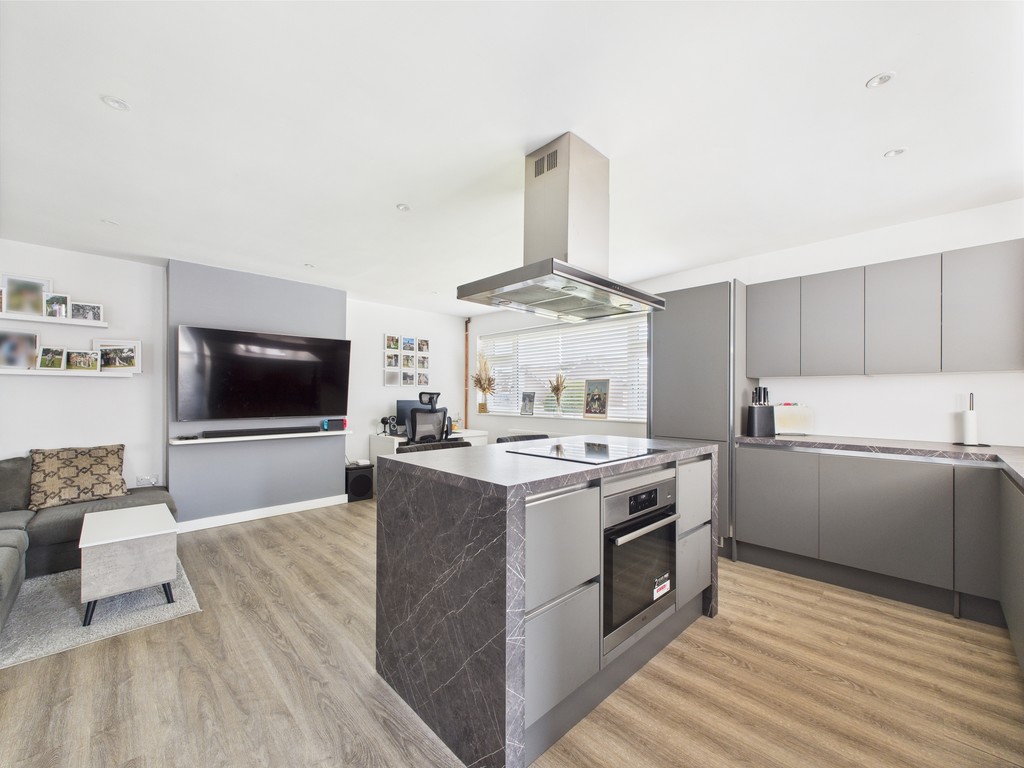 2 bed semi-detached bungalow for sale in Shepherds Way, Horsham  - Property Image 4