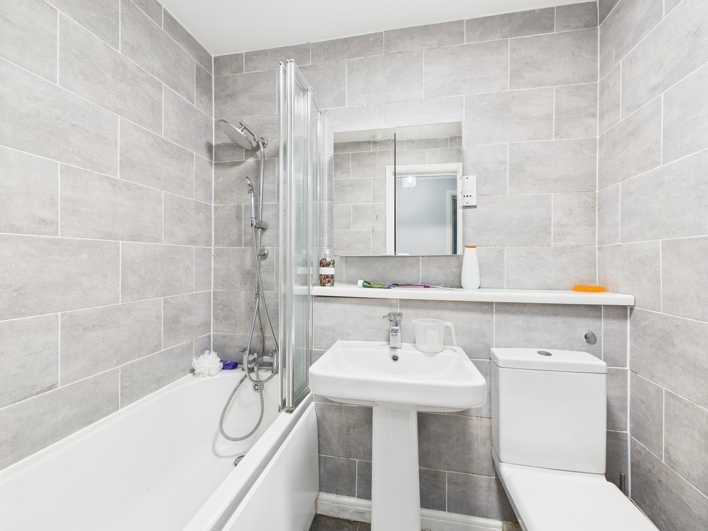 2 bed ground floor flat for sale in North Parade, Horsham  - Property Image 6