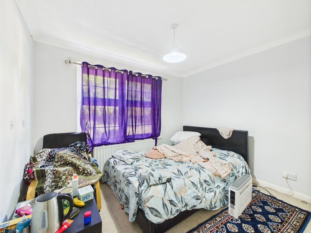 2 bed ground floor flat for sale in North Parade, Horsham  - Property Image 4