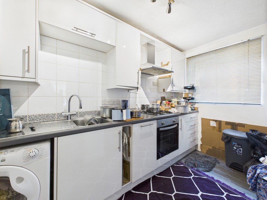 2 bed ground floor flat for sale in North Parade, Horsham  - Property Image 3