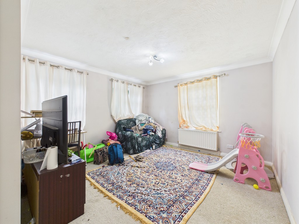 2 bed ground floor flat for sale in North Parade, Horsham  - Property Image 2