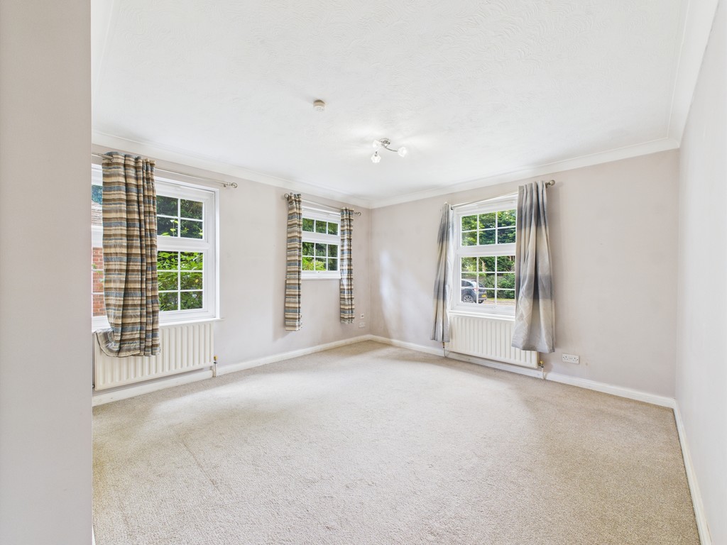 2 bed ground floor flat for sale in North Parade, Horsham  - Property Image 2
