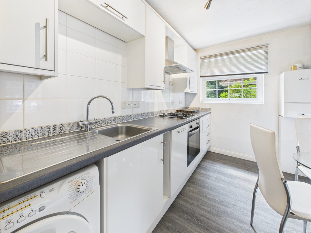 2 bed ground floor flat for sale in North Parade, Horsham  - Property Image 3