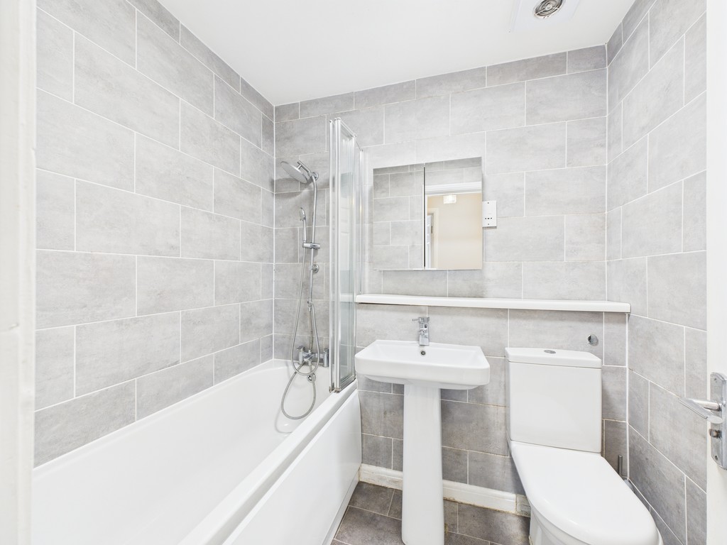 2 bed ground floor flat for sale in North Parade, Horsham  - Property Image 4