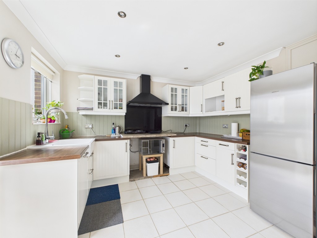 2 bed terraced house for sale in Bearsden Way, Horsham  - Property Image 3