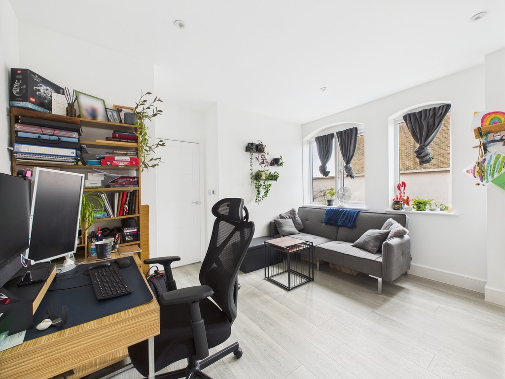 1 bed apartment for sale in Holmes Park , North Street, Horsham  - Property Image 2