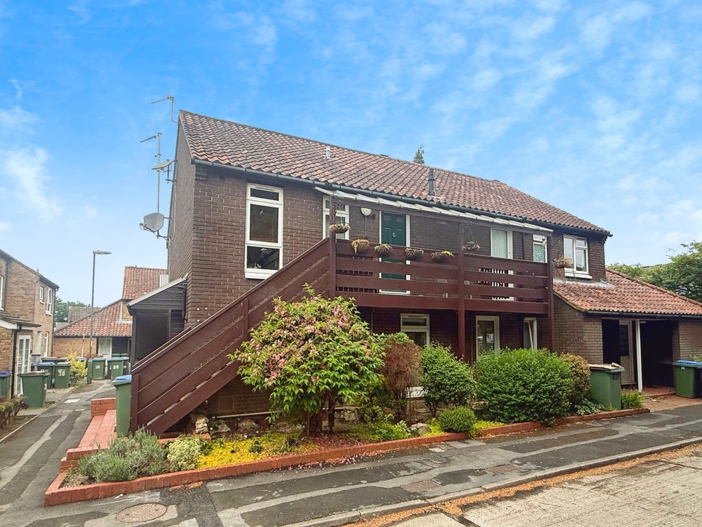 1 bed ground floor maisonette for sale in Siskin Close, Horsham, RH12