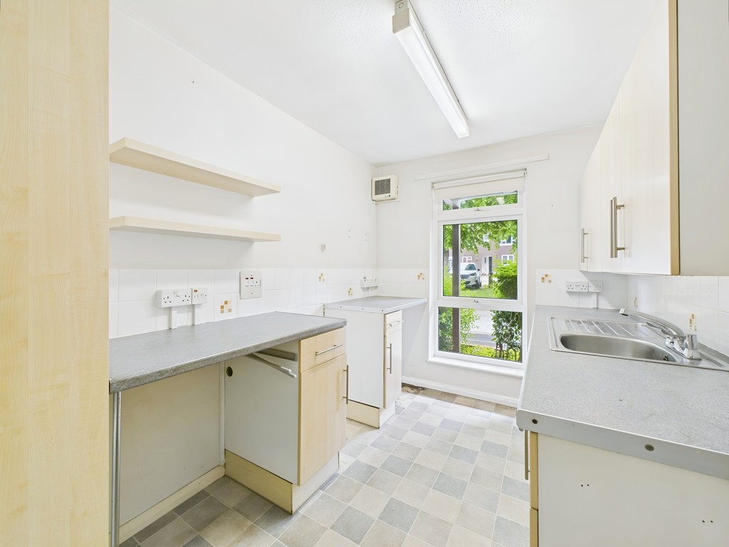 1 bed ground floor maisonette for sale in Siskin Close, Horsham  - Property Image 3