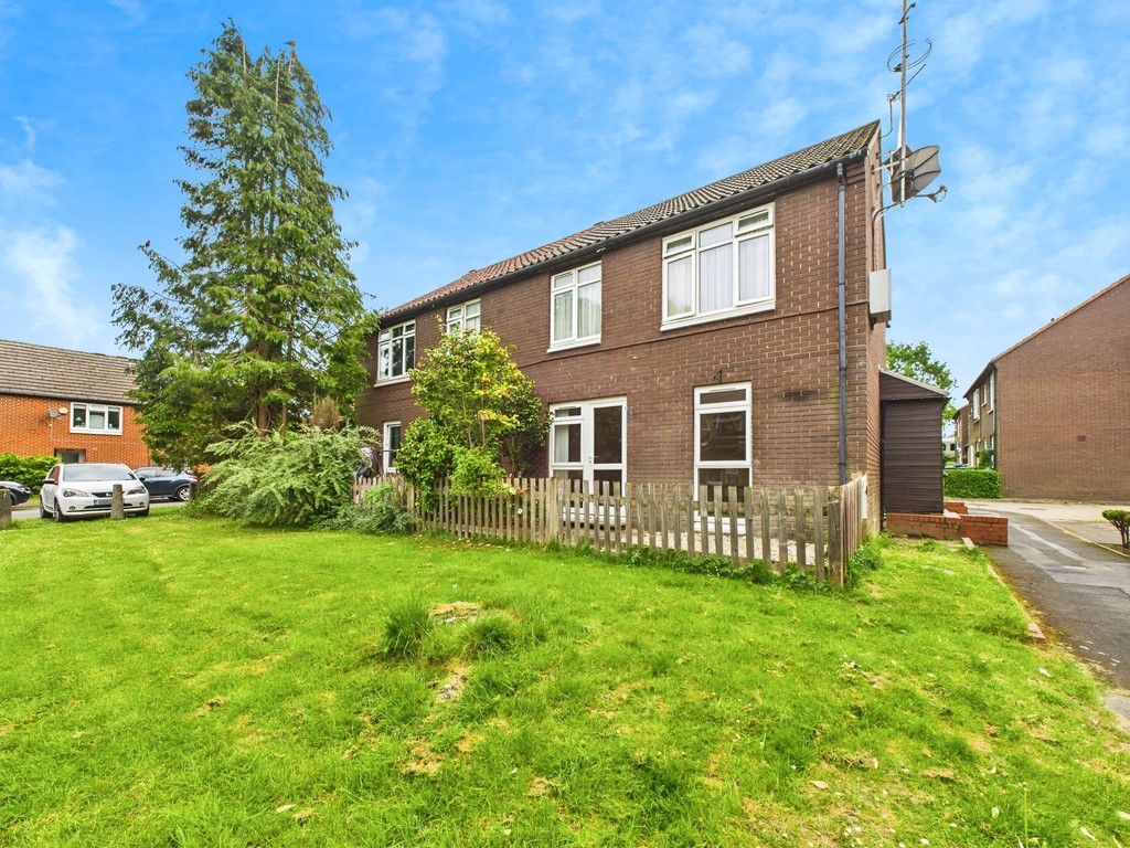 1 bed ground floor maisonette for sale in Siskin Close, Horsham  - Property Image 6