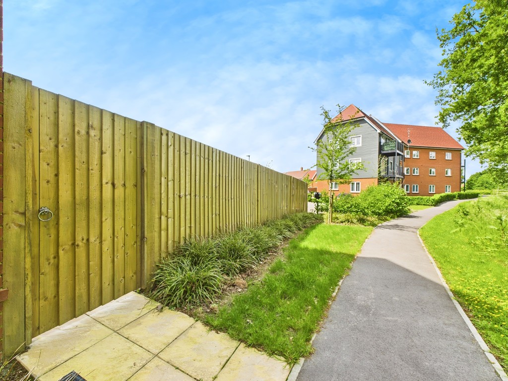 3 bed semi-detached house for sale in Pasteur Avenue, Faygate  - Property Image 13