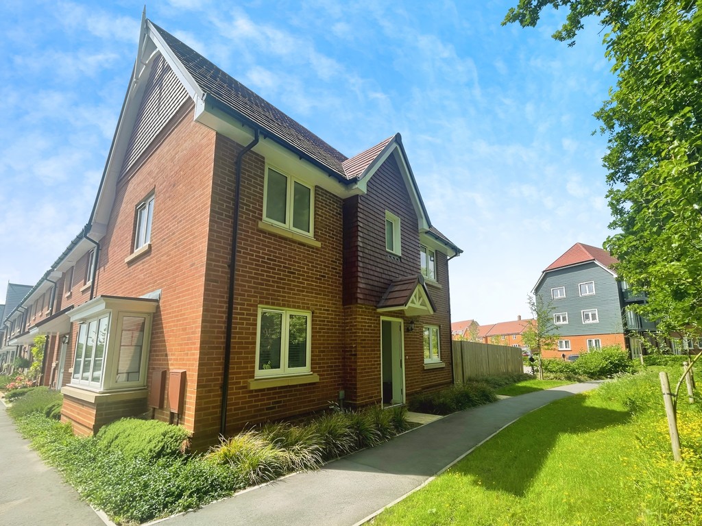3 bed semi-detached house for sale in Pasteur Avenue, Faygate